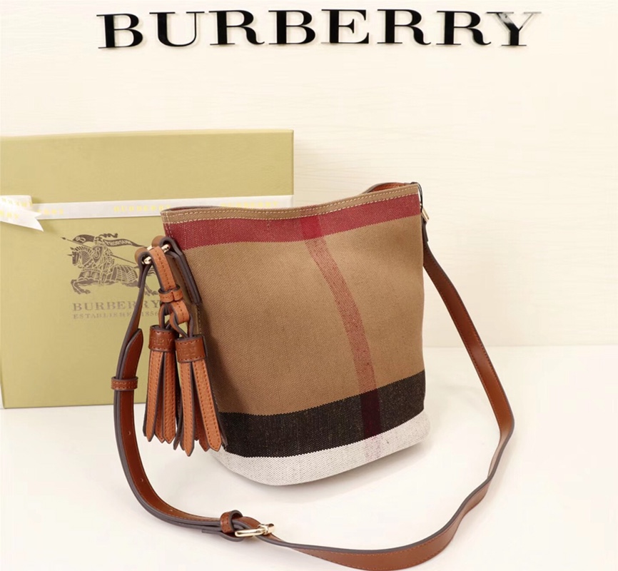 新款 💋 高品质！官网同款！BURBERRY 巴宝莉 秋夏新款简约风格的斜背水桶包 采用轻盈小牛皮搭配经