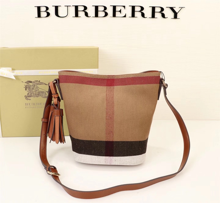 新款 💋 高品质！官网同款！BURBERRY 巴宝莉 秋夏新款简约风格的斜背水桶包 采用轻盈小牛皮搭配经