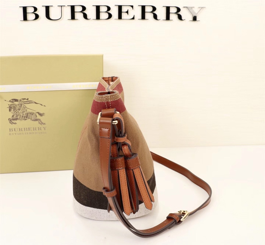 新款 💋 高品质！官网同款！BURBERRY 巴宝莉 秋夏新款简约风格的斜背水桶包 采用轻盈小牛皮搭配经