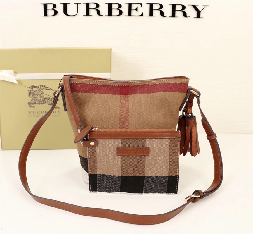 新款 💋 高品质！官网同款！BURBERRY 巴宝莉 秋夏新款简约风格的斜背水桶包 采用轻盈小牛皮搭配经