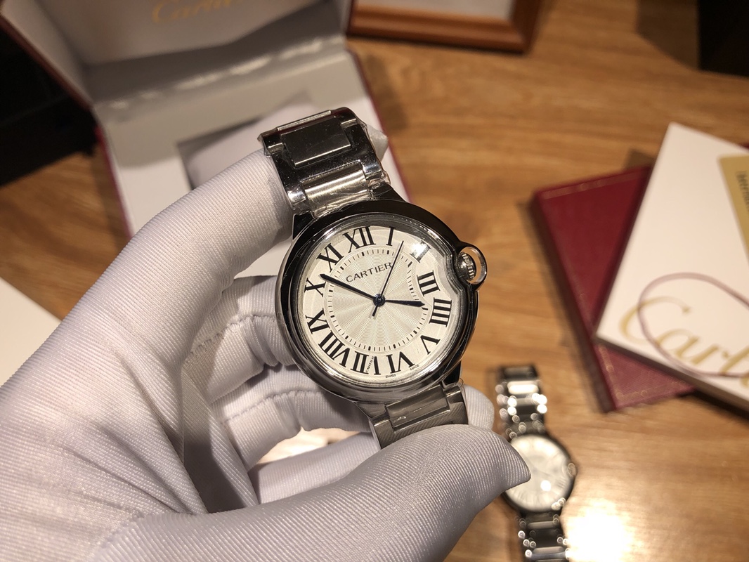 卡地亚-CARTIER 蓝气球系列情侣对表 精钢材质,进口石英机芯,金刚镀膜耐磨镜面 女尺寸33mm,26mm,男40mm. 有钢带跟皮带可选!个性简约,霸气十足.