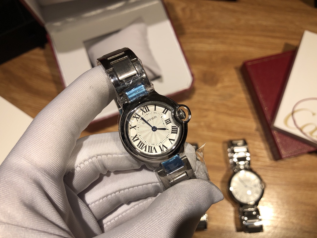 💰290 卡地亚-CARTIER 蓝气球系列情侣对表 精钢材质，进口石英机芯，金刚镀膜耐磨镜面 女尺寸33mm，26mm,男40mm. 有钢带跟皮带可选！个性简约，霸气十足。