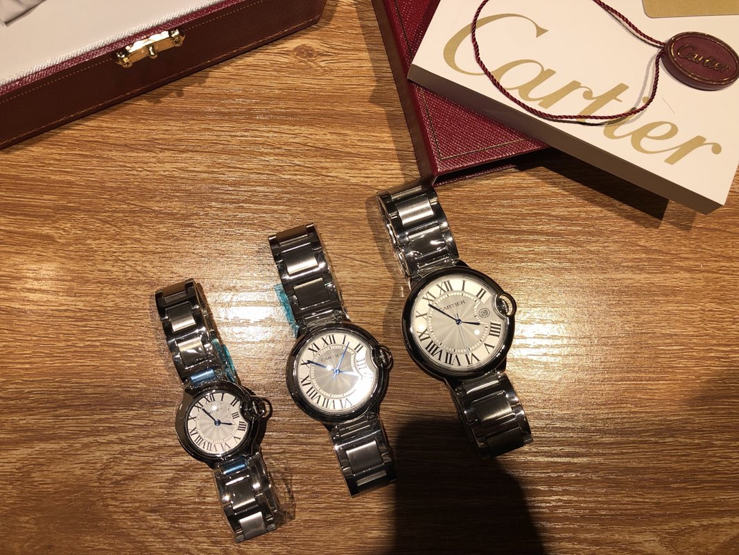 卡地亚-CARTIER 蓝气球系列情侣对表 精钢材质,进口石英机芯,金刚镀膜耐磨镜面 女尺寸33mm,26mm,男40mm. 有钢带跟皮带可选!个性简约,霸气十足.