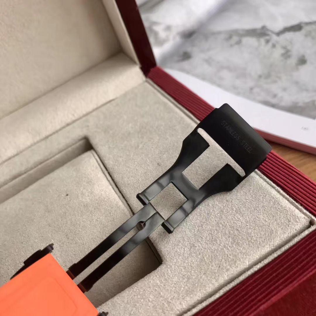 菲拉格慕钛壳 旗舰系列F80 男表表径44mm