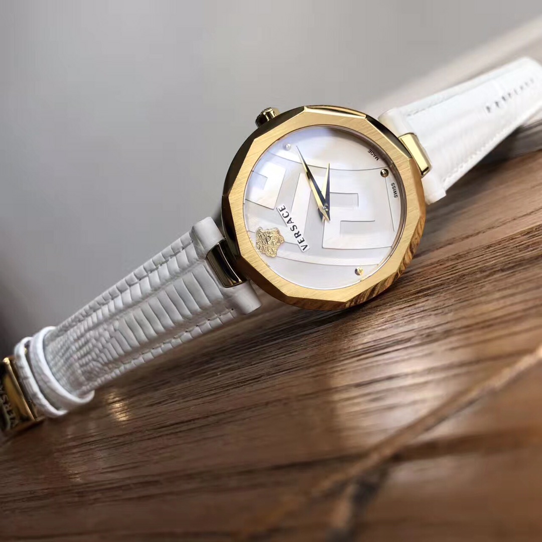 NO:157809,Batch: Original box: 50. The official website of foreign countries has just been launched, priced at Euro, there is no imitation in the market. The latest Versace quartz women's watch, 36mm diameter, diamond-cut case design, exquisite craftsmanship, fine steel brushed texture and surface echo, beautiful!  First-hand price, can be highly recommended!  , versace19860909批:原盒:50 国外官网刚上,售价欧元,市场绝无仿货,最新款范思哲石英女表,36mm表径,钻石切割表壳设计,工艺精湛,精钢拉丝纹理与表面交相呼应,美轮美奂！一手价,可力推！,,versace,Watch