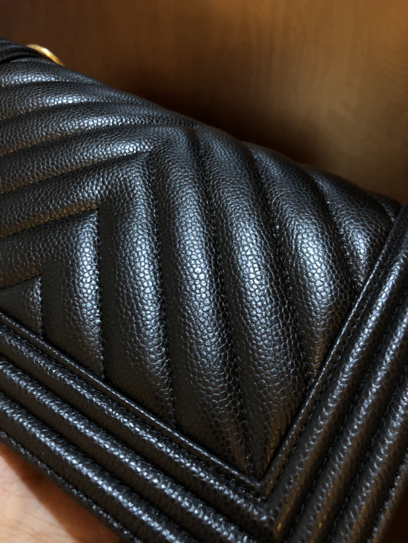 샤넬 르보이 빅 V 페탈 캐비어 가죽 가방 상세 이미지 6