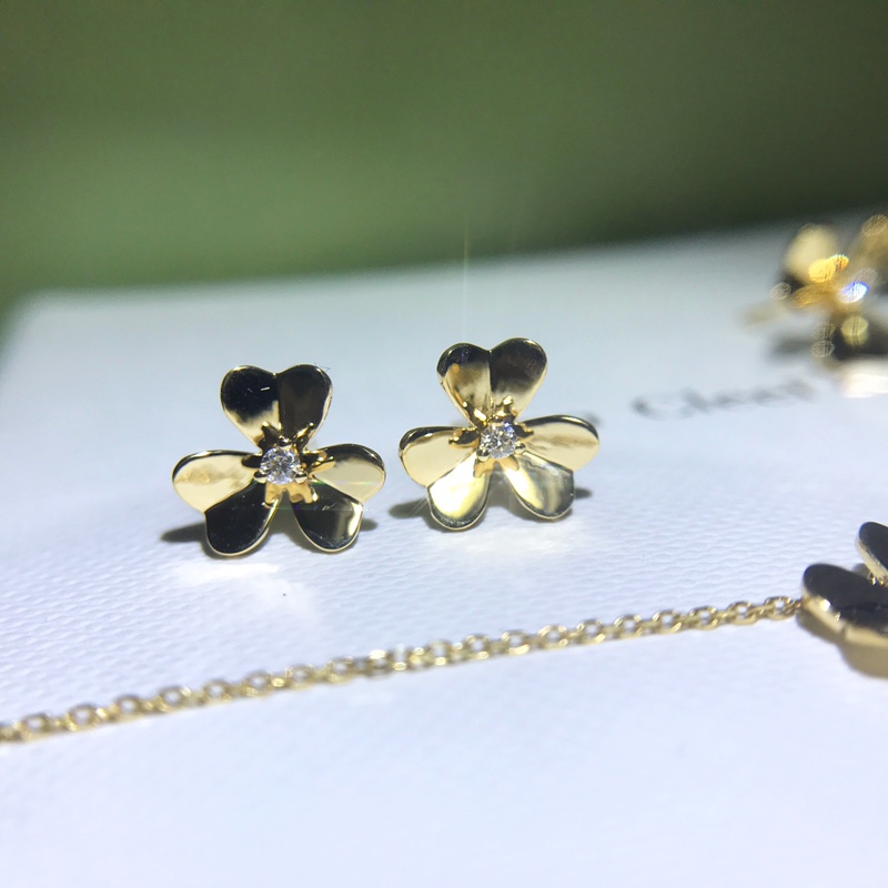 Van Cleef & Arpels Dream 三叶草 系列，同款，耳钉，钻石 3分。项链 ，手链 （配卡链，有质感，细腻，简约百搭 ）支持检测