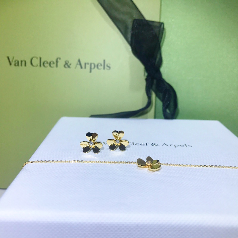 Van Cleef & Arpels Dream 三叶草 系列，同款，耳钉，钻石 3分。项链 ，手链 （配卡链，有质感，细腻，简约百搭 ）支持检测