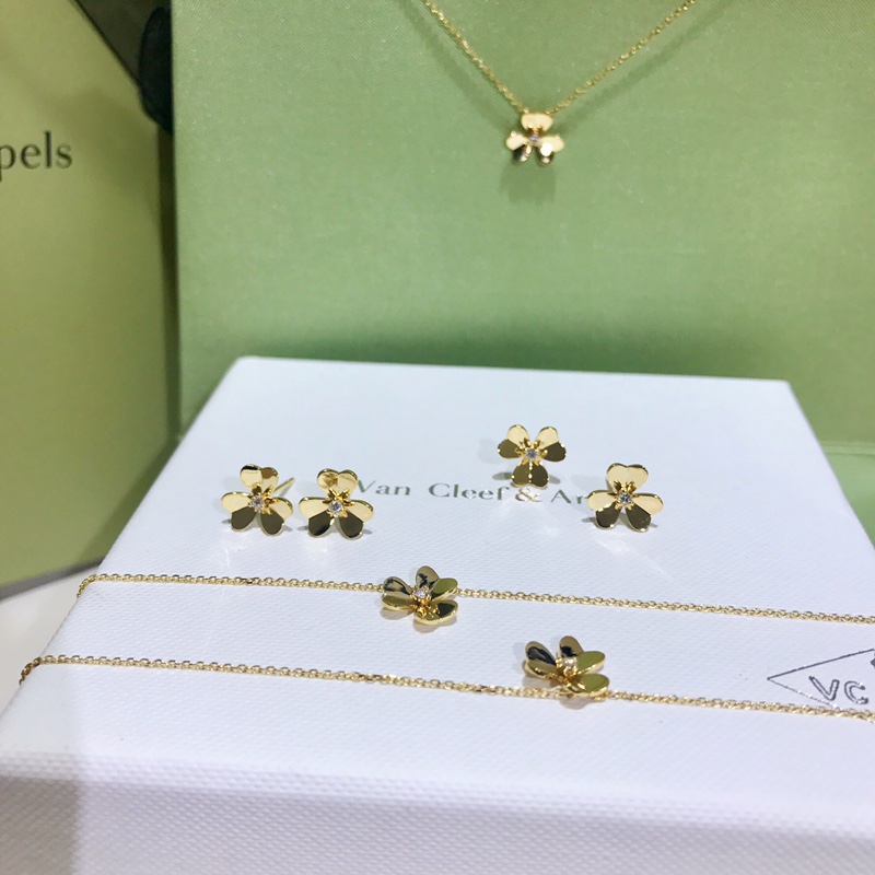 Van Cleef & Arpels Dream 三叶草 系列，同款，耳钉，钻石 3分。项链 ，手链 （配卡链，有质感，细腻，简约百搭 ）支持检测