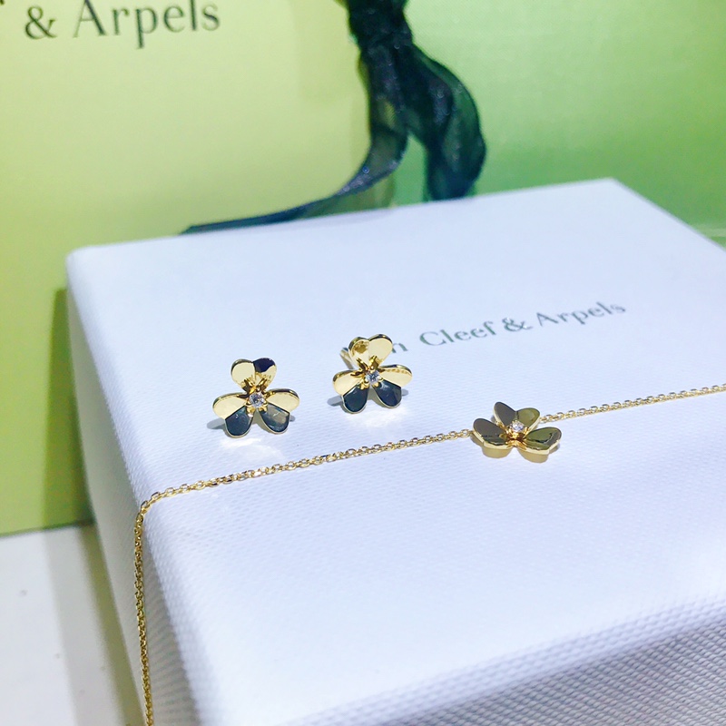 Van Cleef & Arpels Dream 三叶草 系列，同款，耳钉，钻石 3分。项链 ，手链 （配卡链，有质感，细腻，简约百搭 ）支持检测