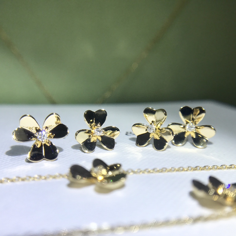 Van Cleef & Arpels Dream 三叶草 系列，同款，耳钉，钻石 3分。项链 ，手链 （配卡链，有质感，细腻，简约百搭 ）支持检测