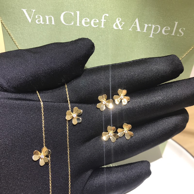 Van Cleef & Arpels Dream 三叶草 系列，同款，耳钉，钻石 3分。项链 ，手链 （配卡链，有质感，细腻，简约百搭 ）支持检测