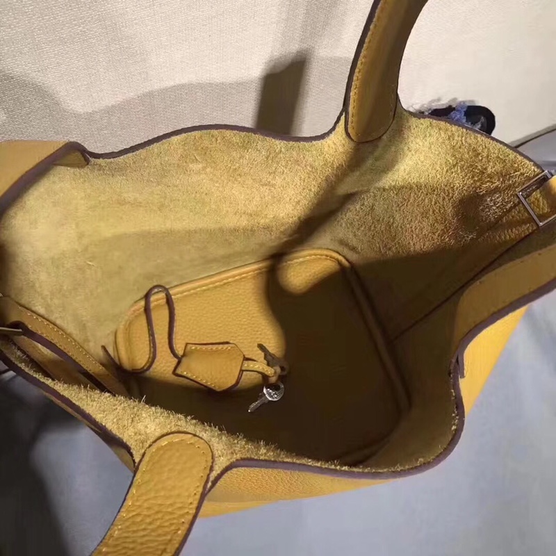 爆款菜篮子原版18nm -22cm 🔆都采用原版皮制作👇包身属于水桶型 ☁️空间比较大 皮质属于进口牛皮  🐂🐂柔软舒适 可随意折叠到旅行箱 😌方便 ➕精湛的工艺 超级赞赞 受广大名媛➕时尚潮人追捧👄百搭款