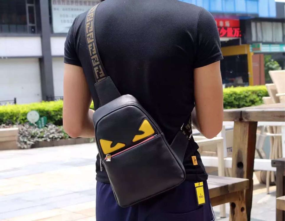 （断货王）【品牌名称】：新款Fendi芬迪 胸包【产品规格】：W19XH26XD6.5cm【产品材质】：