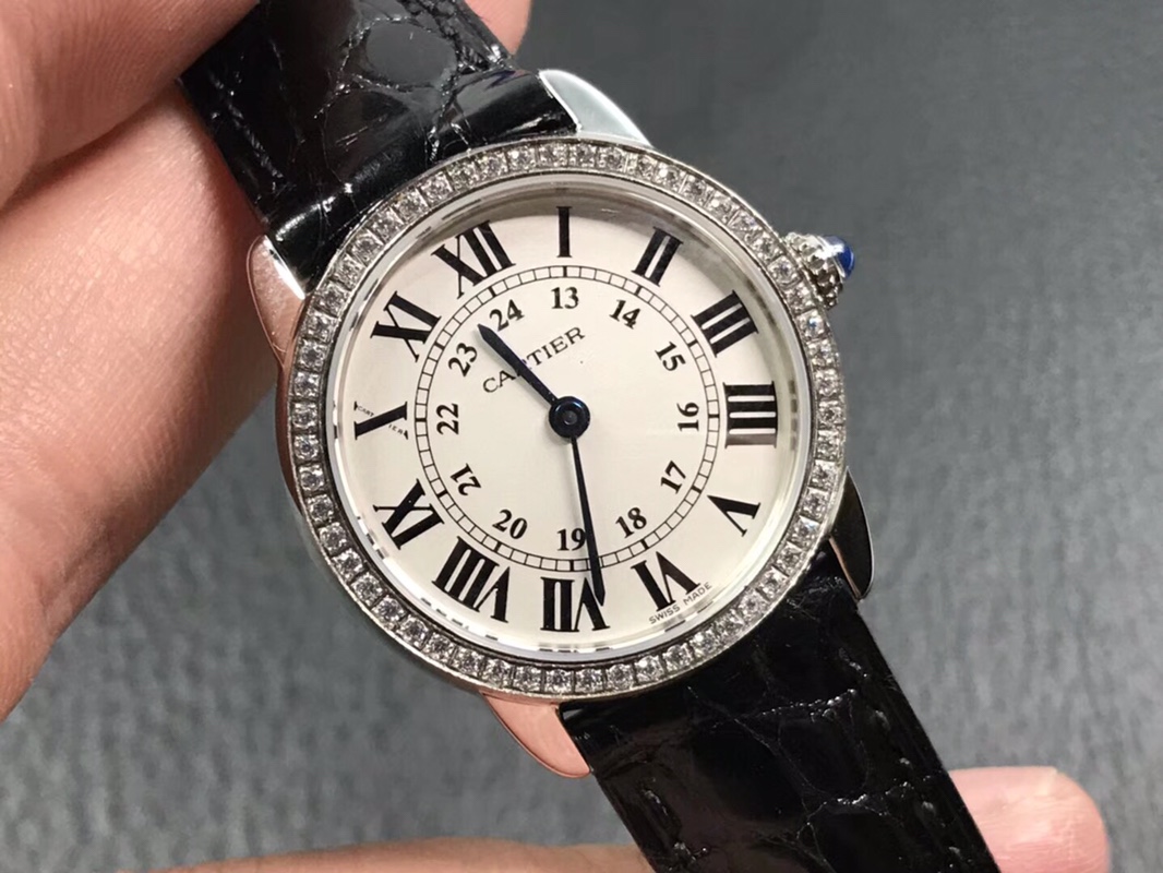 Cartier 卡地亚伦敦女款钻圈 ི原装鳄鱼皮，质感很棒送礼好选择