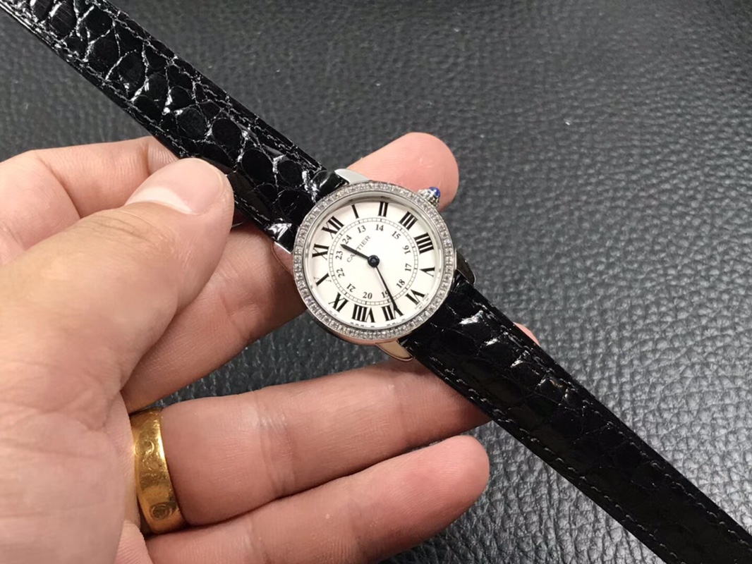 Cartier 卡地亚伦敦女款钻圈 ི原装鳄鱼皮，质感很棒送礼好选择