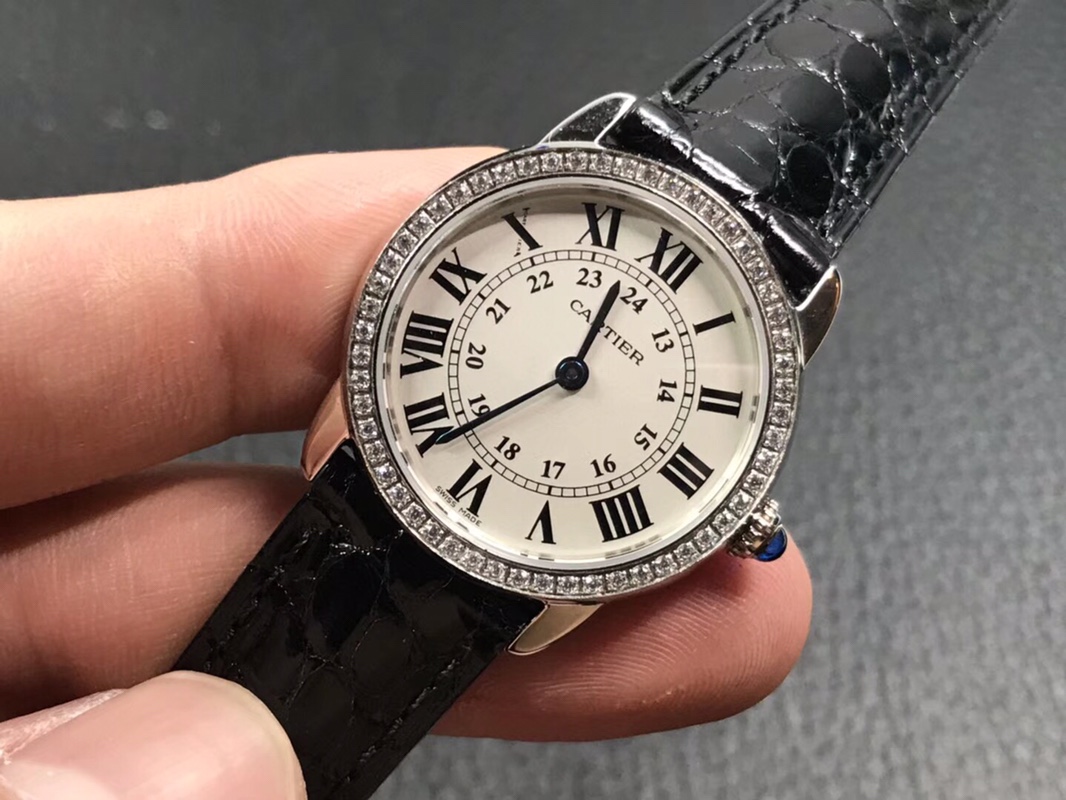 Cartier 卡地亚伦敦女款钻圈 ི原装鳄鱼皮，质感很棒送礼好选择