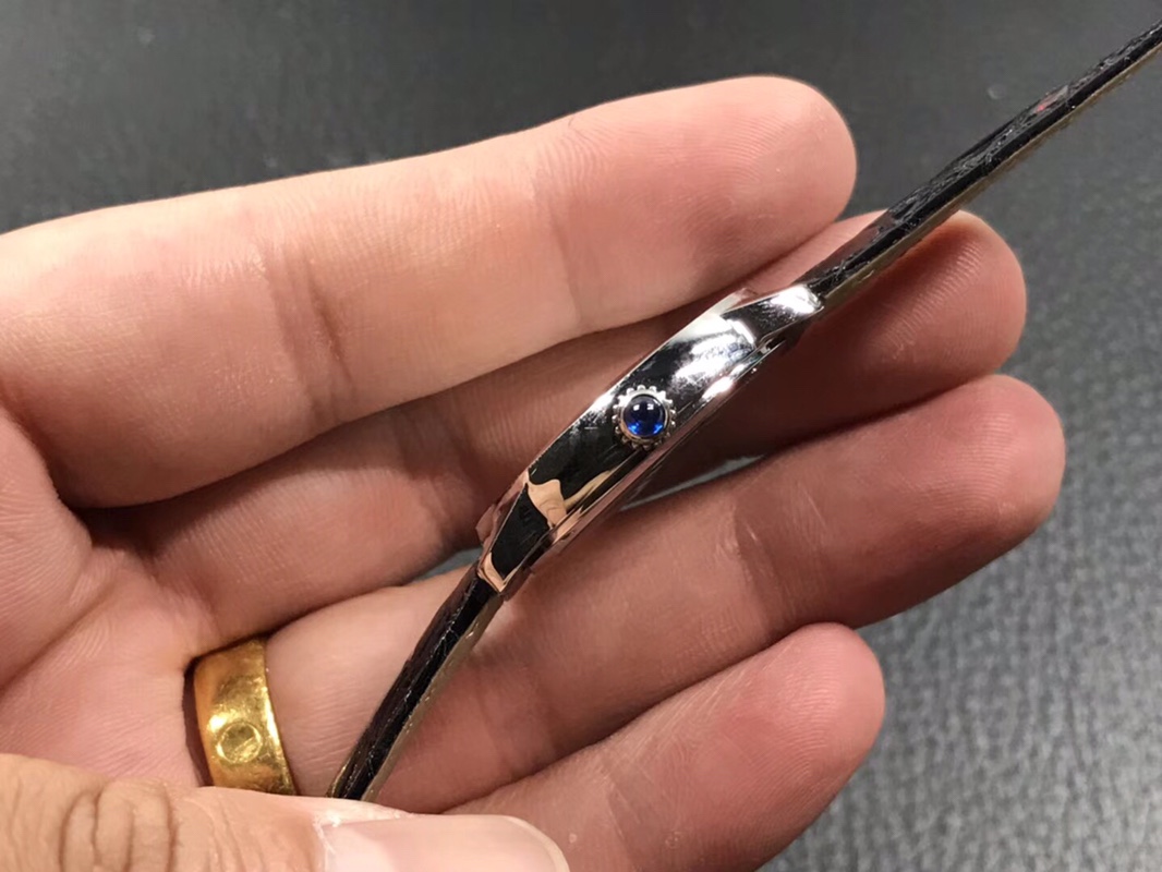 Cartier 卡地亚伦敦女款钻圈 ི原装鳄鱼皮，质感很棒送礼好选择