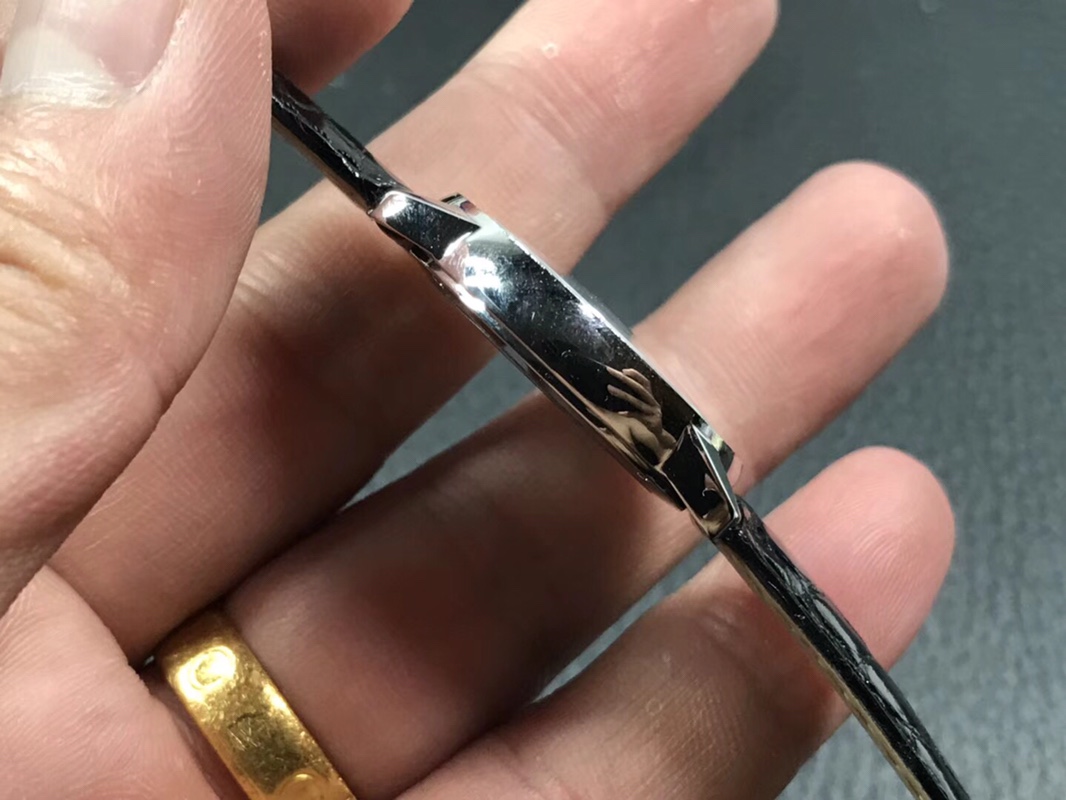 Cartier 卡地亚伦敦女款钻圈 ི原装鳄鱼皮，质感很棒送礼好选择