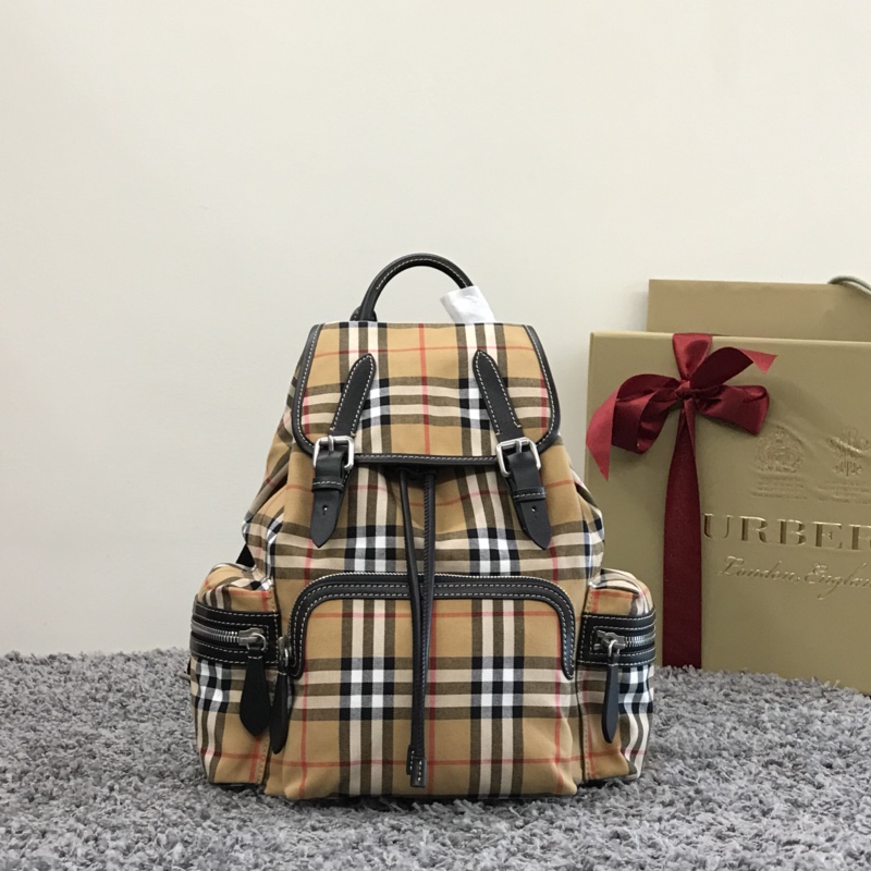First launched in the counter edition, the B family military backpack is a medium size. It is based on the military-style bag from Burberry's arc