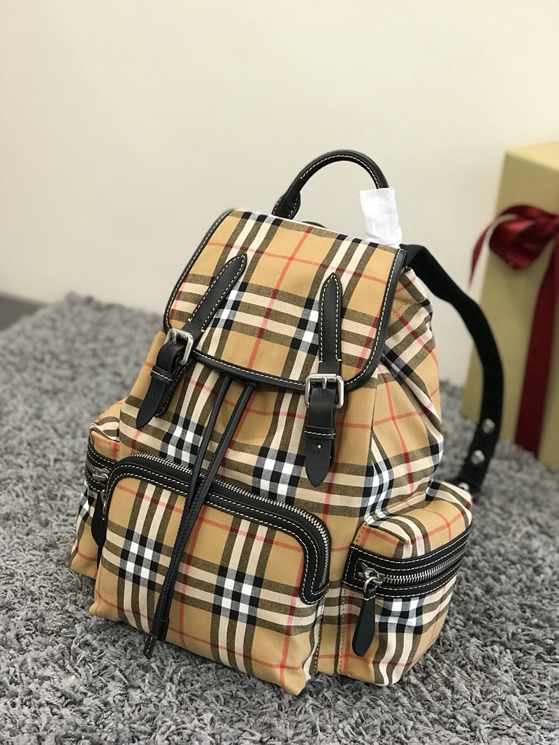 First launched in the counter edition, the B family military backpack is a medium size. It is based on the military-style bag from Burberry's arc
