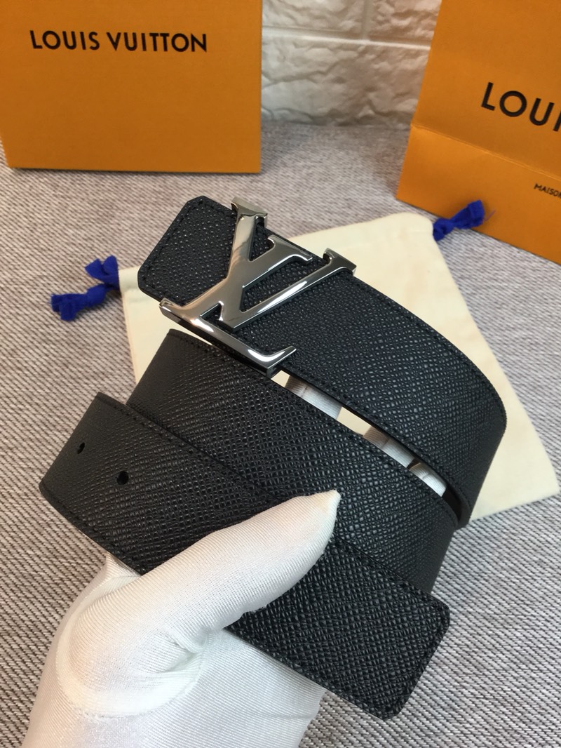 P120 ：配送专柜全套礼盒包装🎁。 Lv：原单头层牛皮十字纹面,內衬头层小牛皮底.这款经典而又魅力恒久的腰带外型宽大，带扣和牛仔装相得益彰，彰显一派休闲气息.专柜宽度4.0