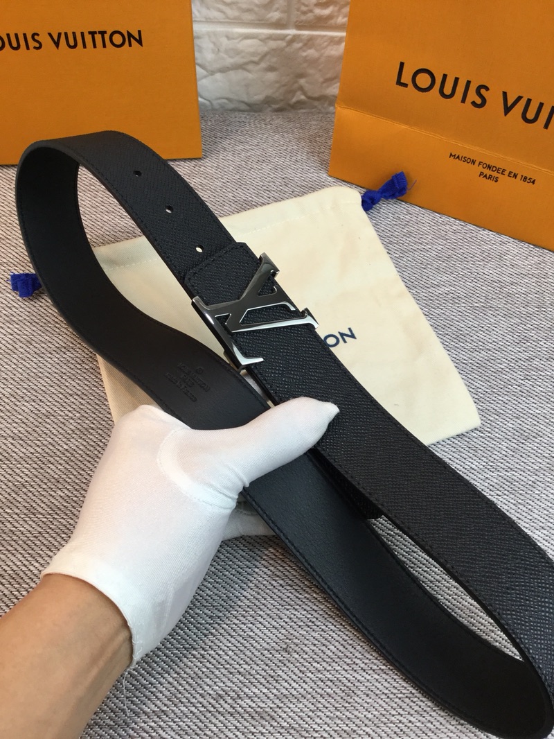 P120 ：配送专柜全套礼盒包装🎁。 Lv：原单头层牛皮十字纹面,內衬头层小牛皮底.这款经典而又魅力恒久的腰带外型宽大，带扣和牛仔装相得益彰，彰显一派休闲气息.专柜宽度4.0