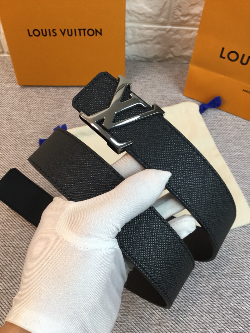 P120 ：配送专柜全套礼盒包装🎁。 Lv：原单头层牛皮十字纹面,內衬头层小牛皮底.这款经典而又魅力恒久的腰带外型宽大，带扣和牛仔装相得益彰，彰显一派休闲气息.专柜宽度4.0