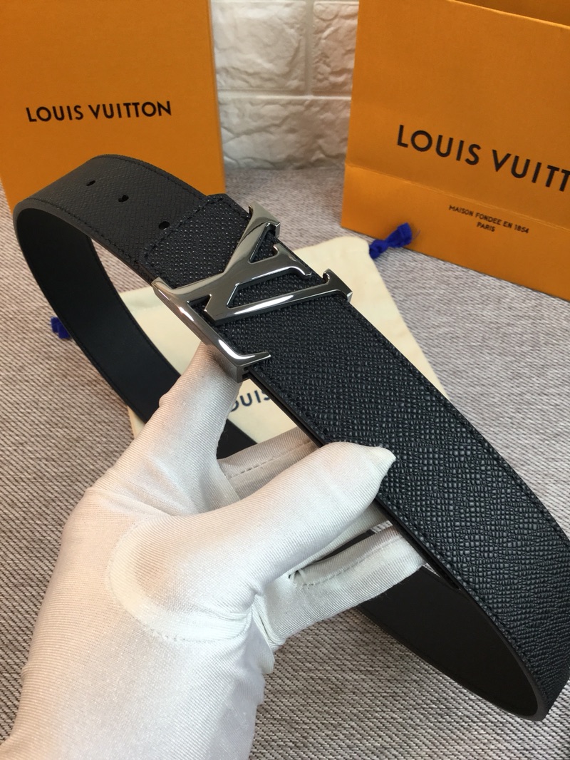 P120 ：配送专柜全套礼盒包装🎁。 Lv：原单头层牛皮十字纹面,內衬头层小牛皮底.这款经典而又魅力恒久的腰带外型宽大，带扣和牛仔装相得益彰，彰显一派休闲气息.专柜宽度4.0