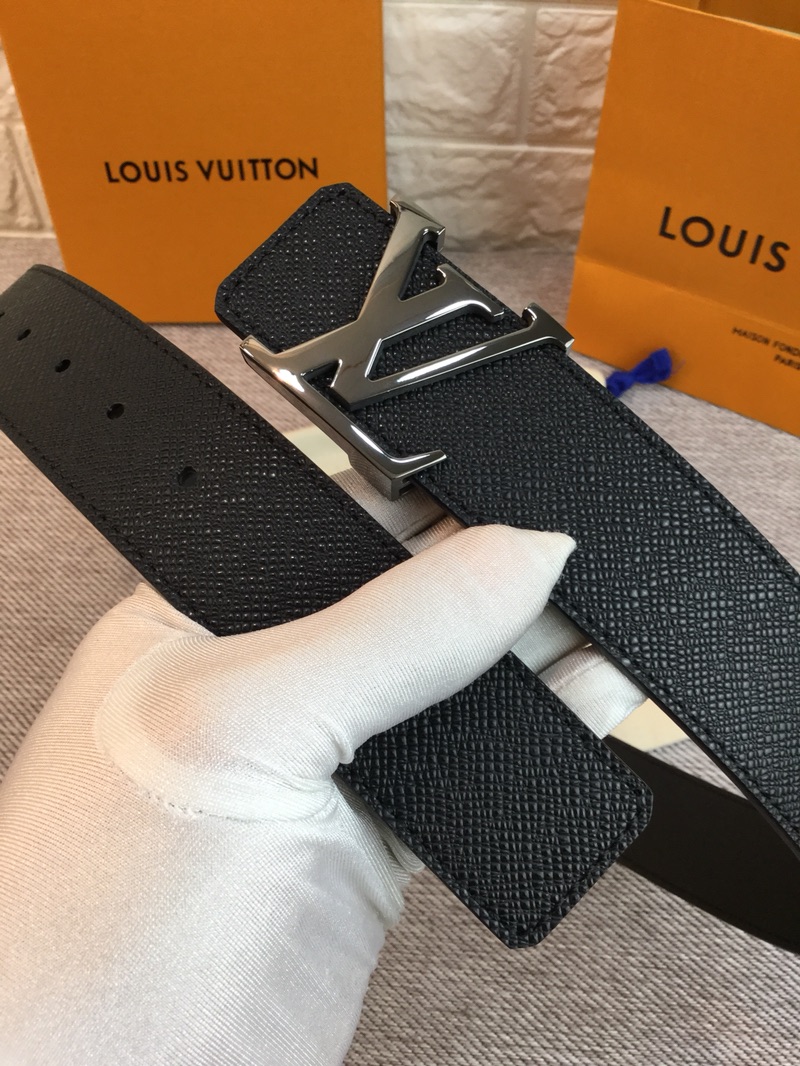 P120 ：配送专柜全套礼盒包装🎁。 Lv：原单头层牛皮十字纹面,內衬头层小牛皮底.这款经典而又魅力恒久的腰带外型宽大，带扣和牛仔装相得益彰，彰显一派休闲气息.专柜宽度4.0