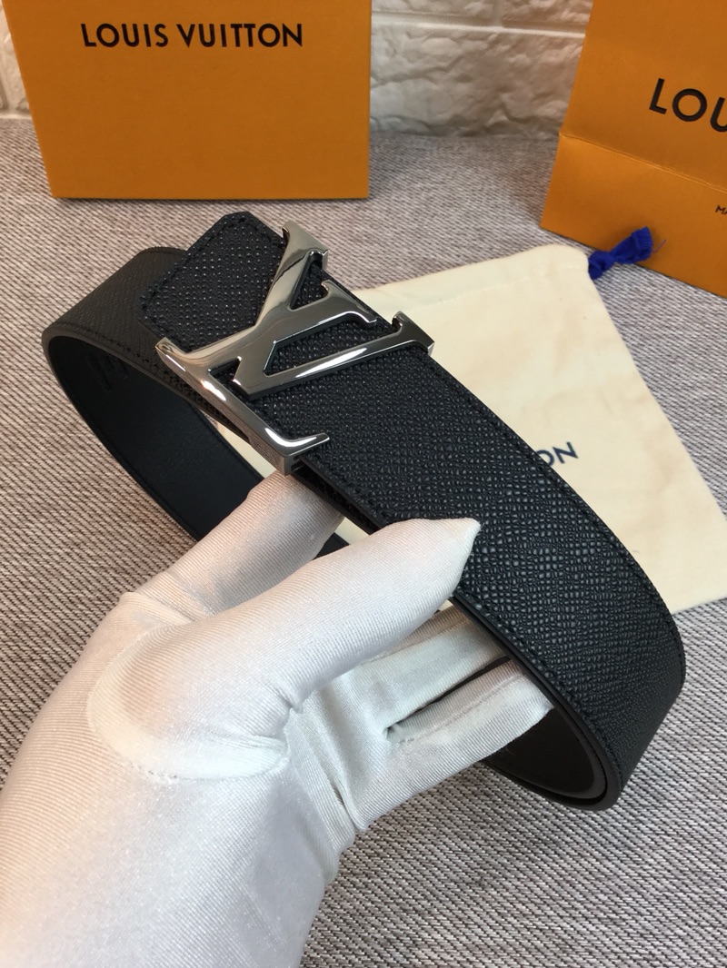 P120 ：配送专柜全套礼盒包装🎁。 Lv：原单头层牛皮十字纹面,內衬头层小牛皮底.这款经典而又魅力恒久的腰带外型宽大，带扣和牛仔装相得益彰，彰显一派休闲气息.专柜宽度4.0