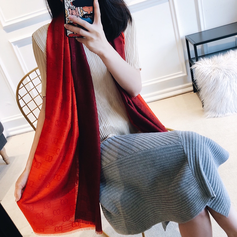 NO:163108,Special offer Hong Kong foreign trade company orders!  Gifts for your own use~ It is absolutely powerful and has a hundred quality. Women will feel that they want to collect more items when they see them. When they get them, they will know that they will definitely regret not buying them!  Gradient color gucci cashmere long scarf 90-180cm, ordinary scarf, gucci19860909特价香港外贸公司订单！送礼自用~绝对给力、品质放一百个心,女人看到都会觉得恨不得多收几条吧,拿到手就知道不买绝对会后悔的款！渐变色gucci羊绒长巾90-180cm,普通围巾,gucci,scarf