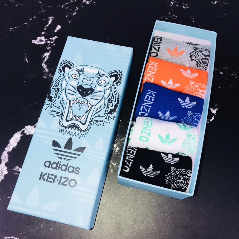 55Adidas联名kenzo 抢先看，一直以来，KENZO 色彩斑斓，图案大胆的风格