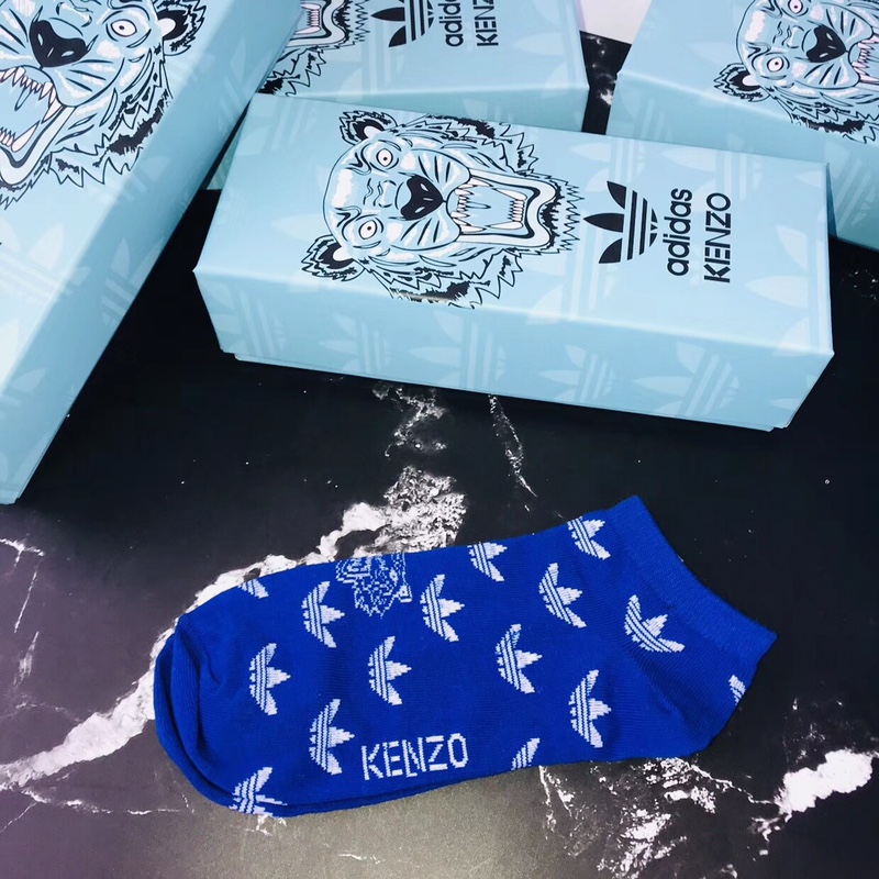 55Adidas联名kenzo 抢先看，一直以来，KENZO 色彩斑斓，图案大胆的风格