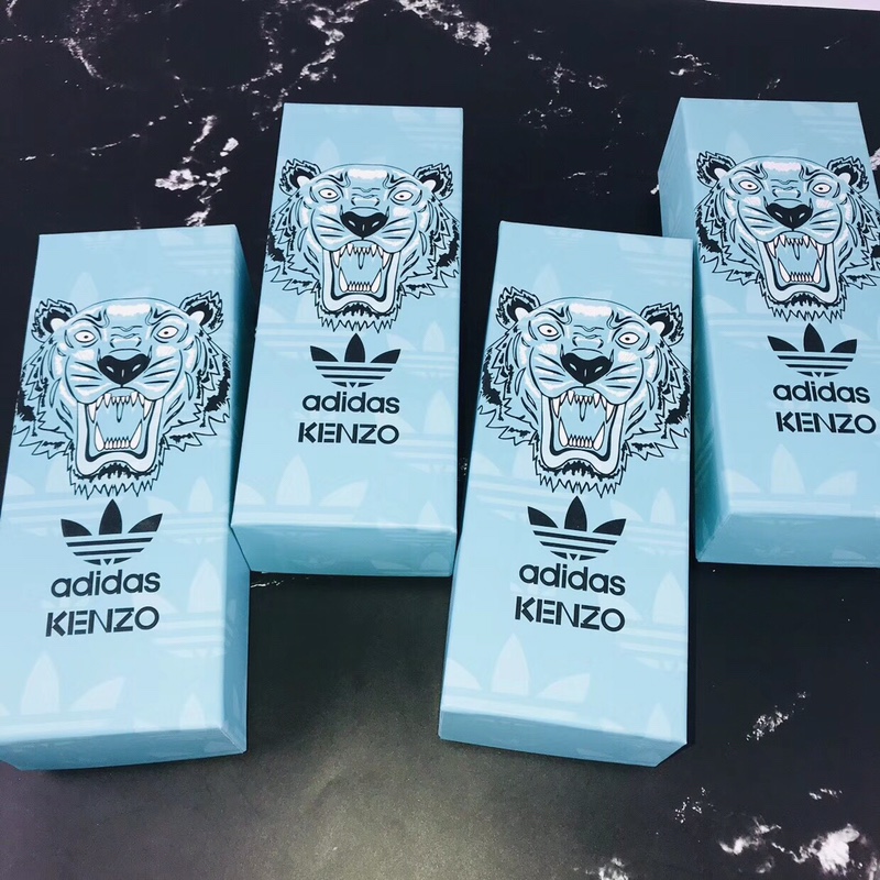 55Adidas联名kenzo 抢先看，一直以来，KENZO 色彩斑斓，图案大胆的风格