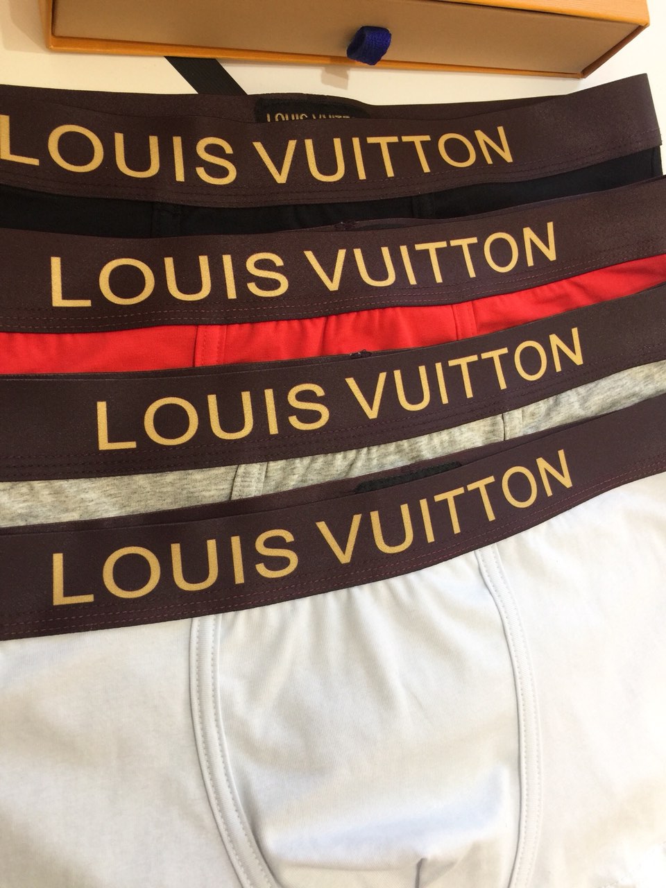 🎉🎉LV 出货🎁🎁🎁时尚达人必备单品，莫代尔棉，一盒四条装 🎁M L XL XXL