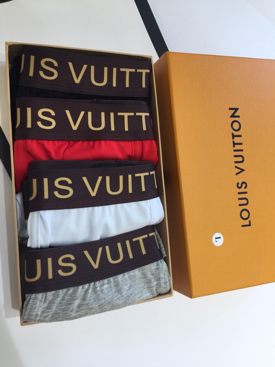  🎉🎉LV 出货🎁🎁🎁时尚达人必备单品，莫代尔棉，一盒四条装 🎁M L XL XXL