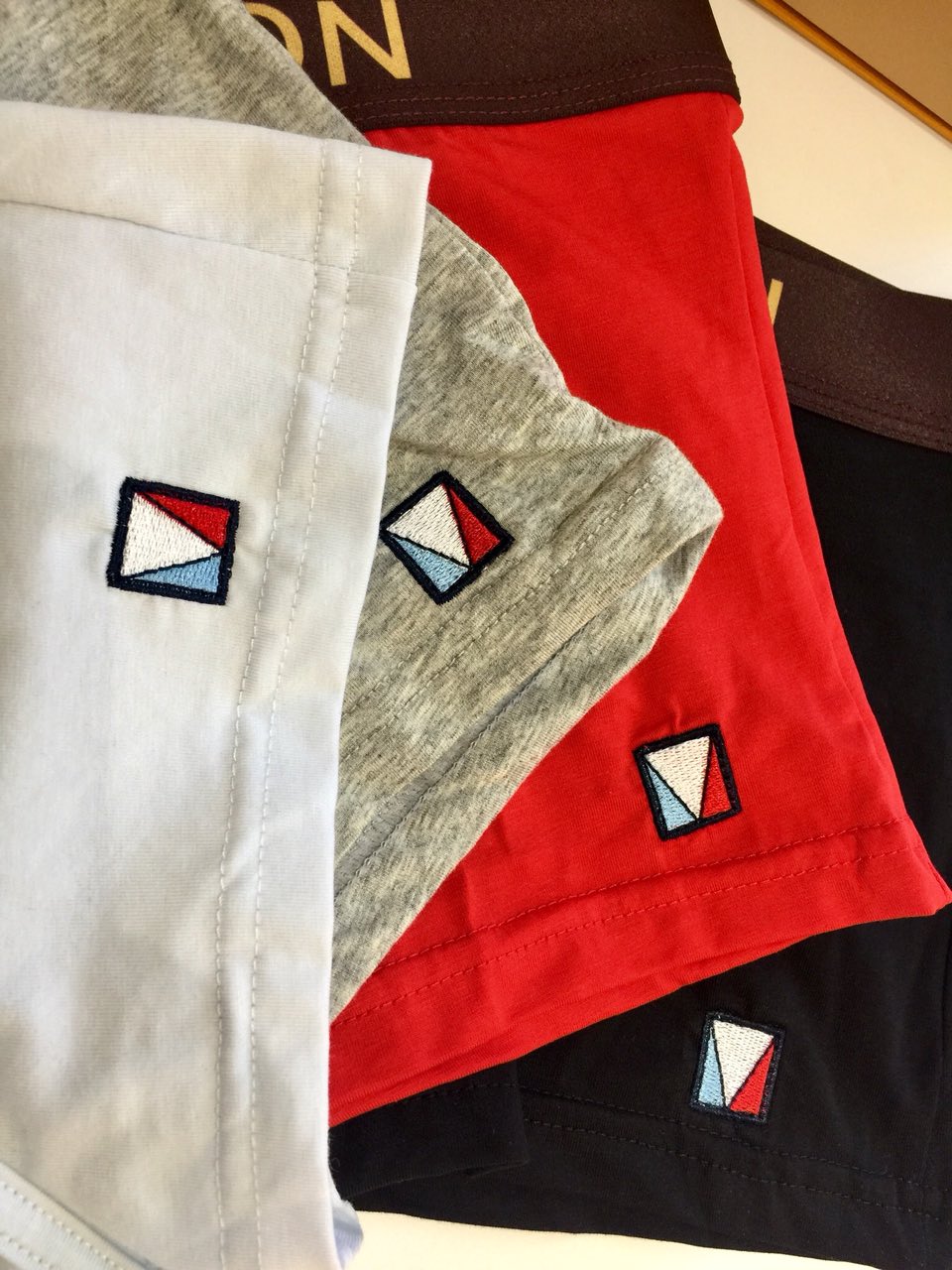  🎉🎉LV 出货🎁🎁🎁时尚达人必备单品，莫代尔棉，一盒四条装 🎁M L XL XXL
