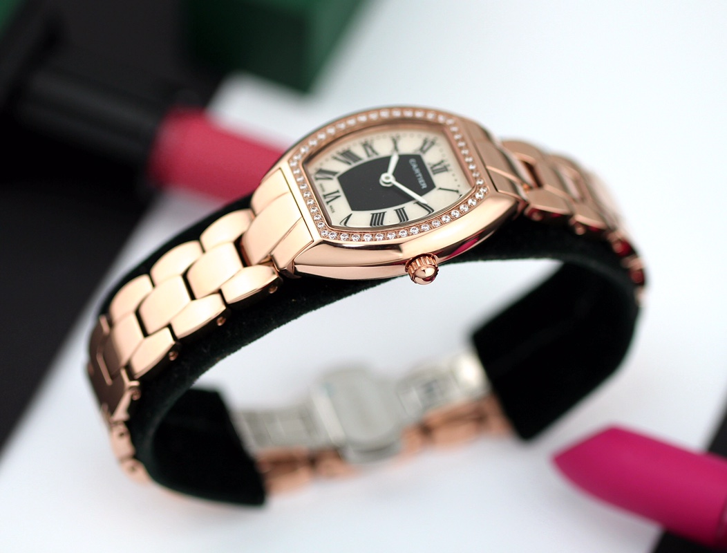 Cartier 卡地亚 推出的Tonneau腕表 以酒桶为外形做一体成形表壳 较一般腕表小巧贴合手腕