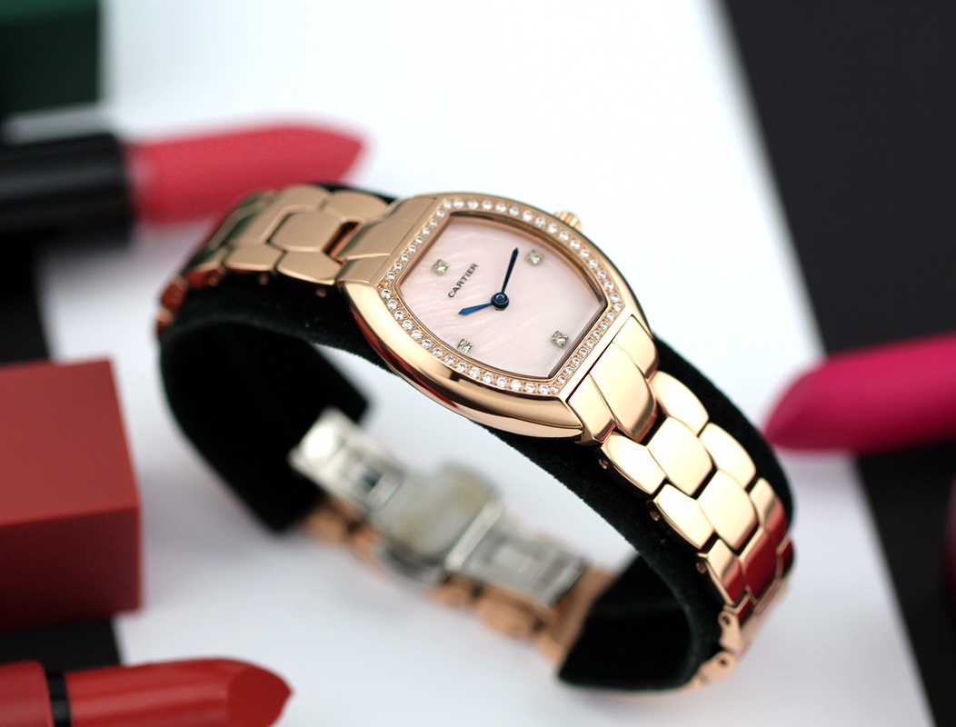 Cartier 卡地亚 推出的Tonneau腕表 以酒桶为外形做一体成形表壳 较一般腕表小巧贴合手腕
