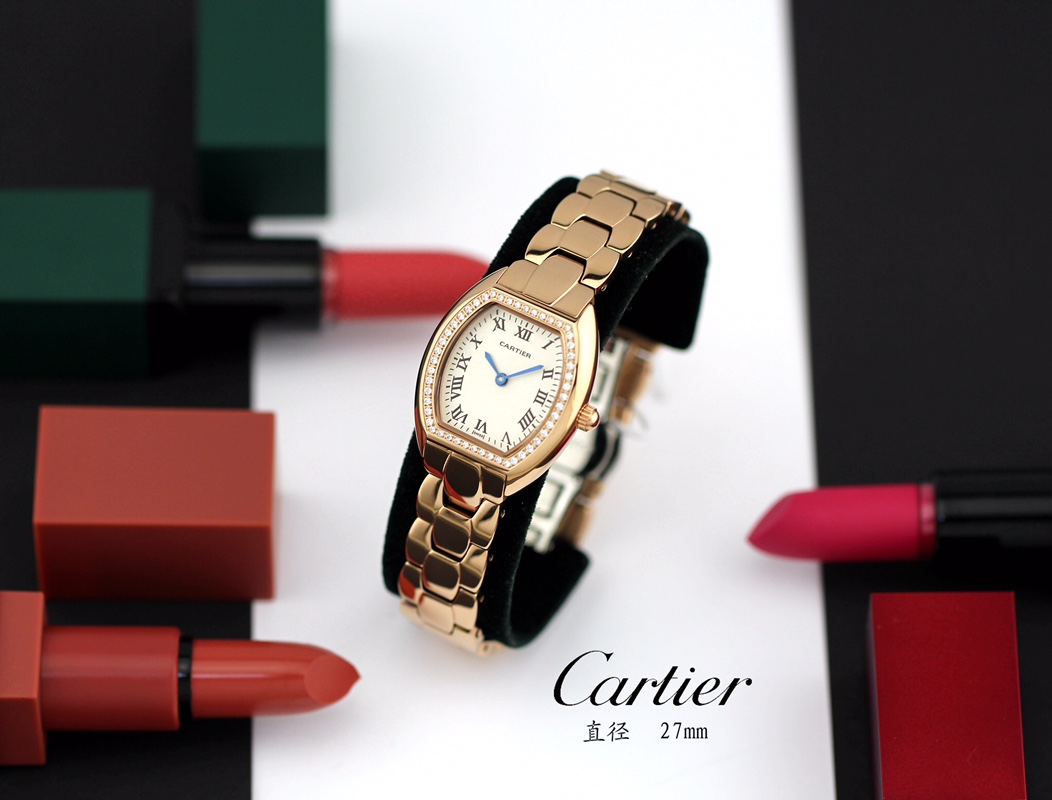 Cartier 卡地亚 推出的Tonneau腕表 以酒桶为外形做一体成形表壳 较一般腕表小巧贴合手腕