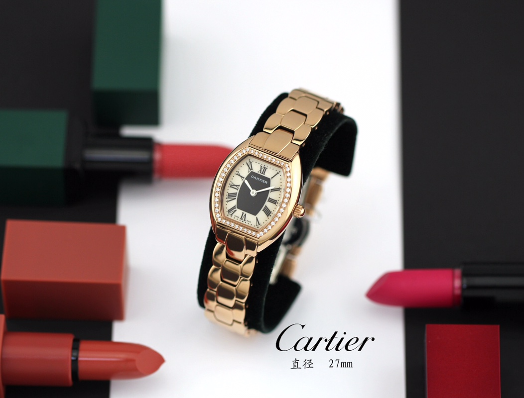 Cartier 卡地亚 推出的Tonneau腕表 以酒桶为外形做一体成形表壳 较一般腕表小巧贴合手腕