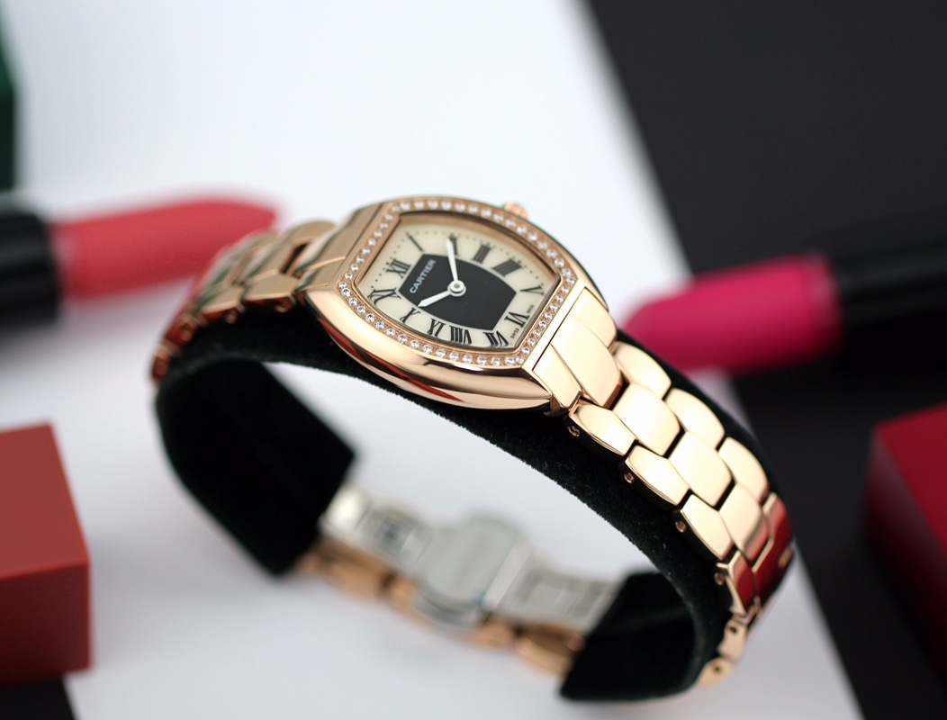 Cartier 卡地亚 推出的Tonneau腕表 以酒桶为外形做一体成形表壳 较一般腕表小巧贴合手腕