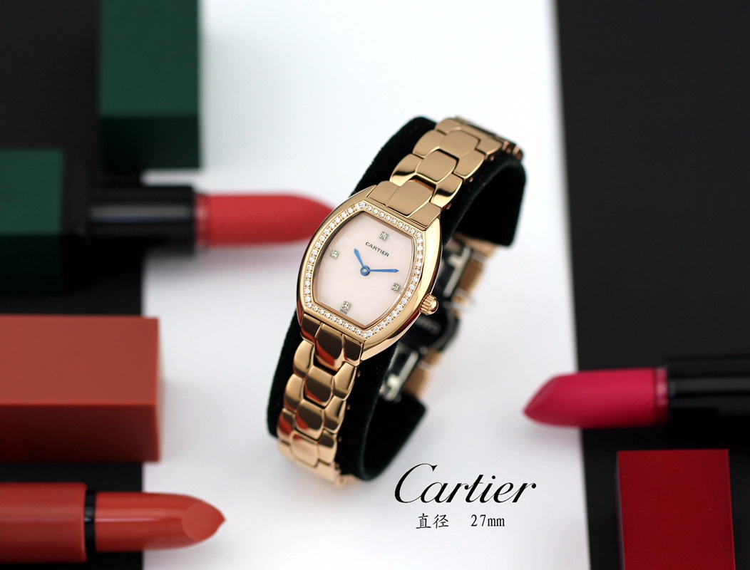 Cartier 卡地亚 推出的Tonneau腕表 以酒桶为外形做一体成形表壳 较一般腕表小巧贴合手腕