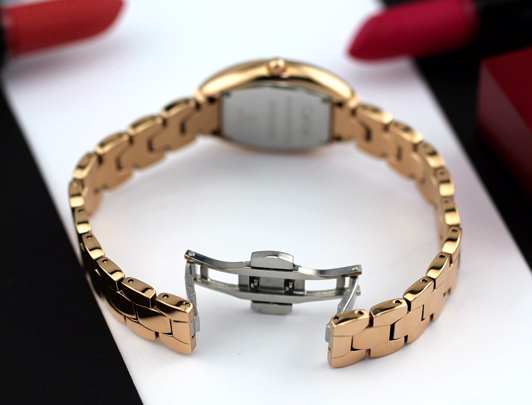 Cartier 卡地亚 推出的Tonneau腕表 以酒桶为外形做一体成形表壳 较一般腕表小巧贴合手腕