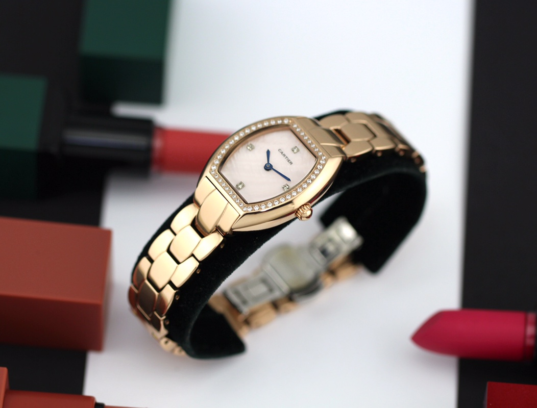 Cartier 卡地亚 推出的Tonneau腕表 以酒桶为外形做一体成形表壳 较一般腕表小巧贴合手腕