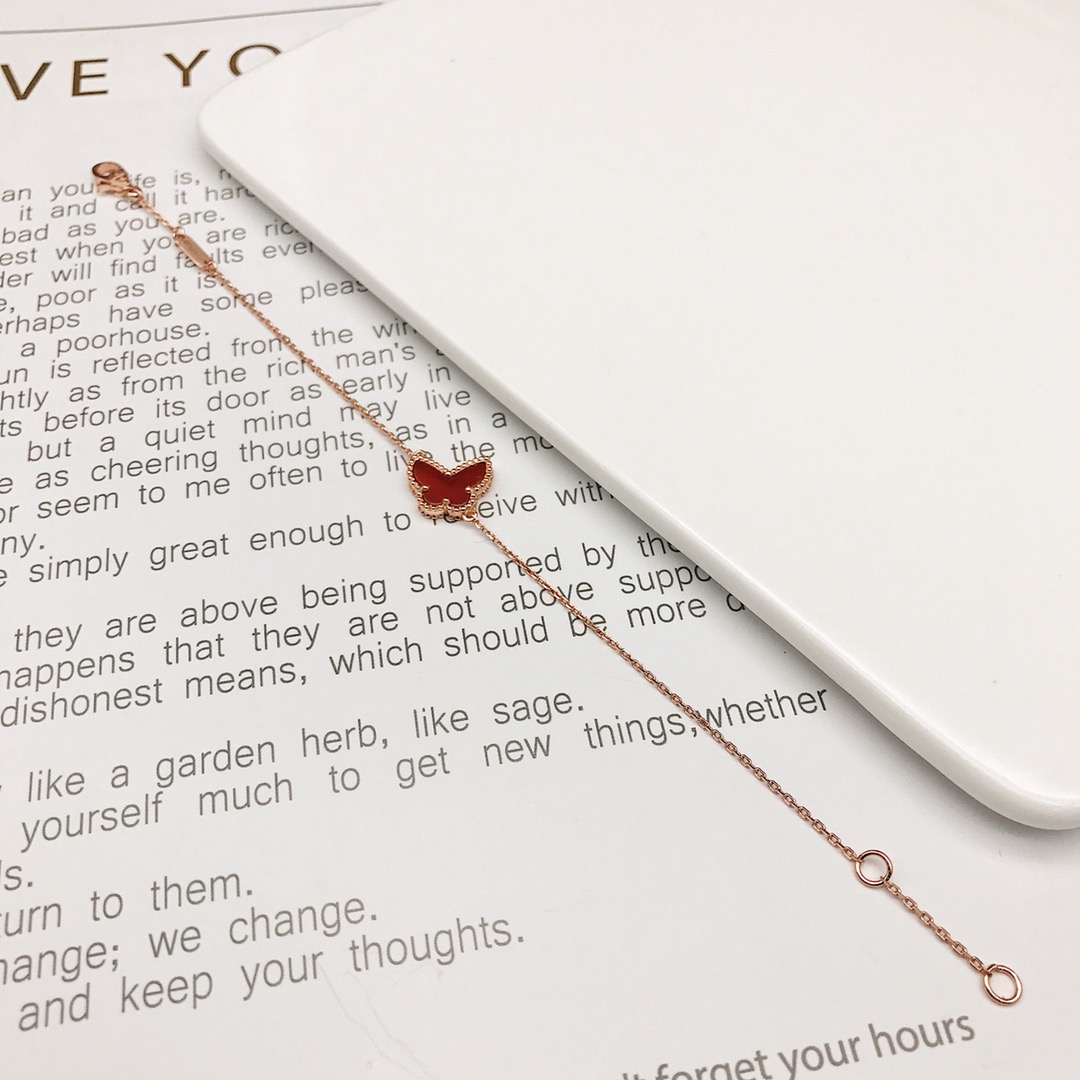 Van Cleef & Arpels vca翩翩起舞小蝴蝶系列 小蝴蝶系列同样是梵家的招牌之一哦 表层镀18k金 手工菱形扣 比市面任何版本都要保色 丝毫不输给18k真金版本