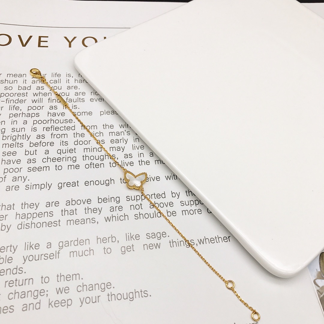 Van Cleef & Arpels vca翩翩起舞小蝴蝶系列 小蝴蝶系列同样是梵家的招牌之一哦 表层镀18k金 手工菱形扣 比市面任何版本都要保色 丝毫不输给18k真金版本