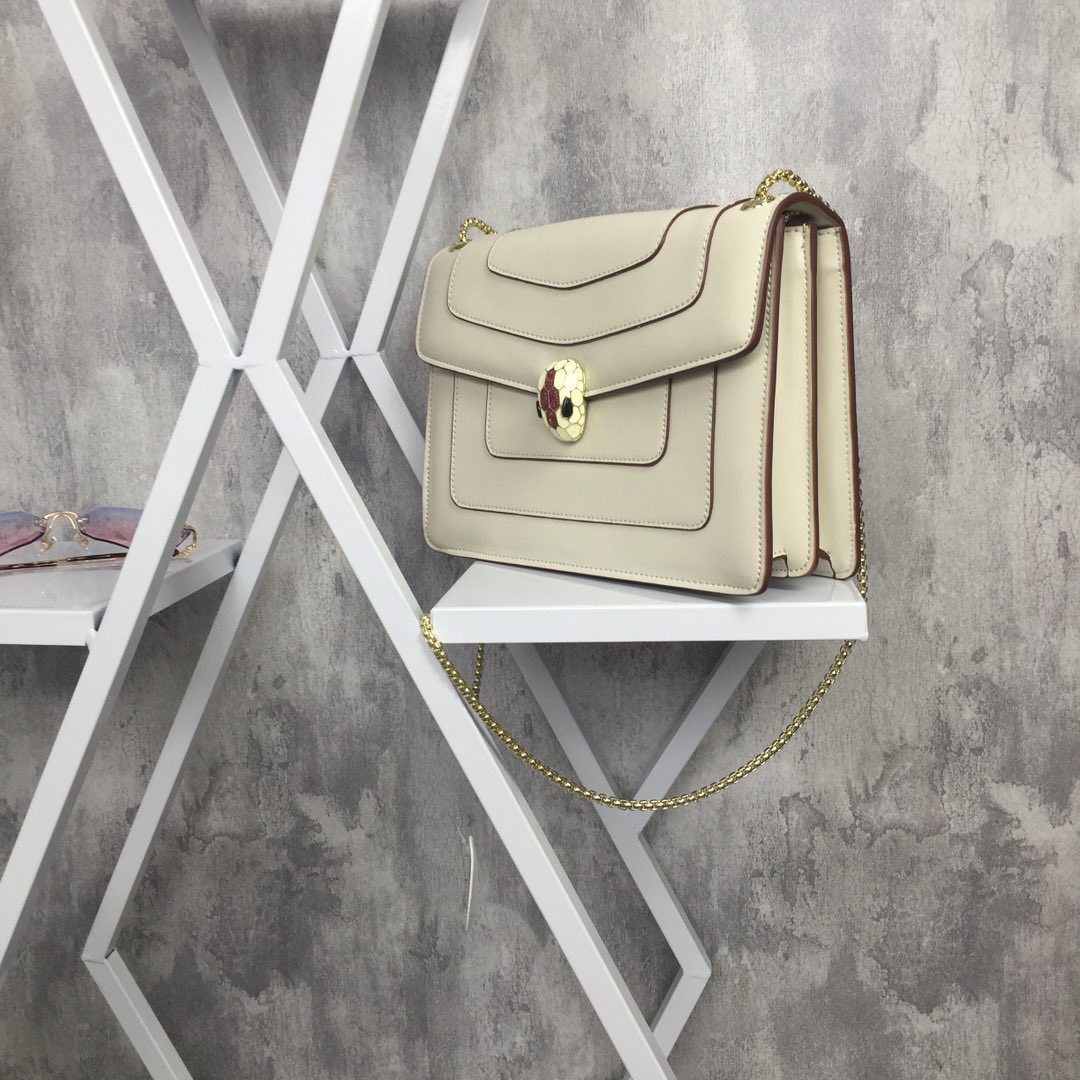 Luxurious Bvlgari Bvlgari: 378-Story Wallet with Double Snake-Head, Premium Oxen Skin - 图片 3