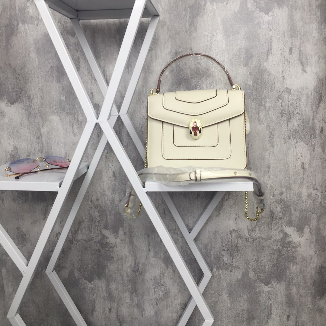 “New Bvlgari Snake-Head Bag: Elegant Design with Upgraded Cow Hides and Feminine Inspiration” - 图片 1